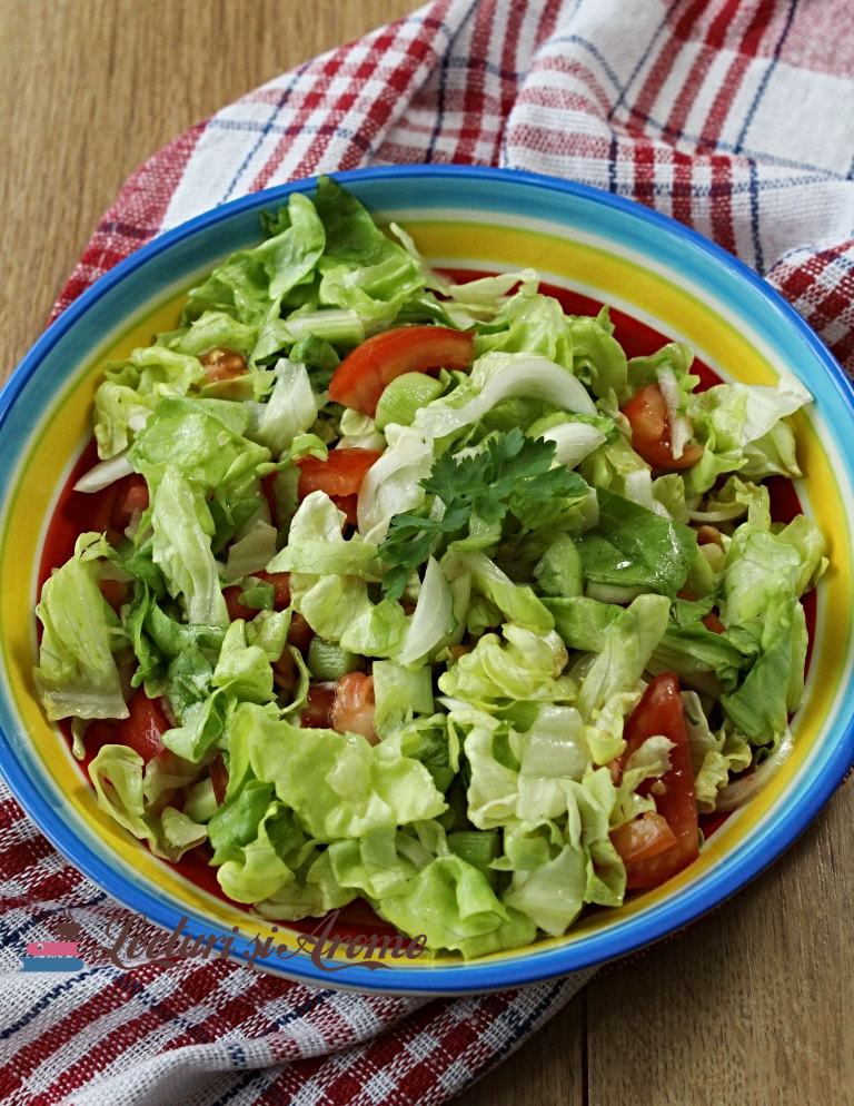 salată verde cu roșii și castraveți
