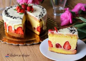 tort cu cremă de vanilie și căpșuni